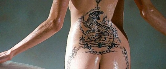 Angelina Jolie pokazala največjo tetovažo