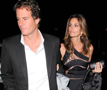 Cindy Crawford v (pre)majhni črni obleki