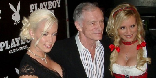 Hugh Hefner v hiši z novim dekletom