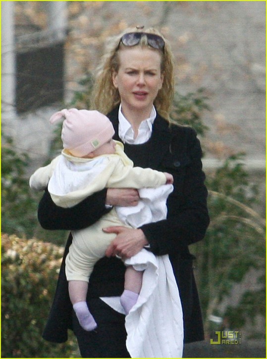 Nicole Kidman s hčerko pri zdravniku