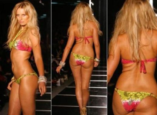 Oops! Karolina Kurkova