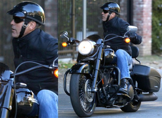 George Clooney na motorju