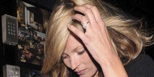 Je Kate Moss pokazala zaročni prstan?