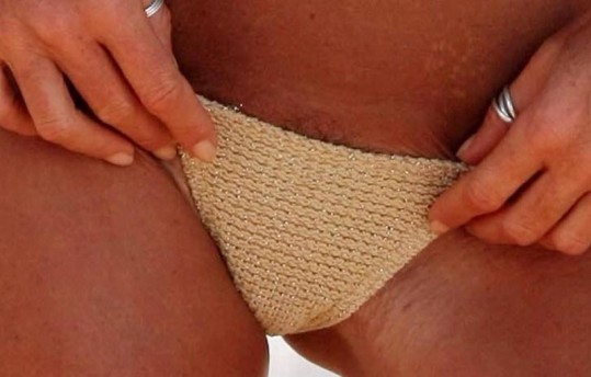Elle Macpherson na plaži odkrila preveč?