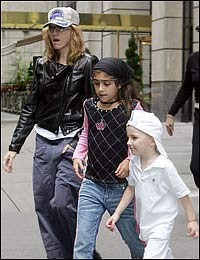 Madonna in Guy z otroki
