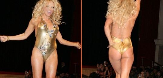 Pamela Anderson navdušila s svojimi oblinami
