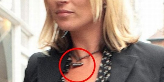 Kate nosi penis okoli vratu