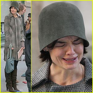 Katie Holmes jokala na avtobusni postaji