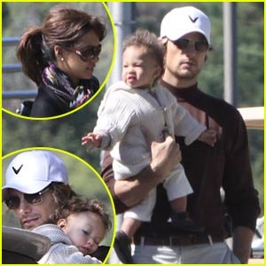 Halle Berry z družino igra golf
