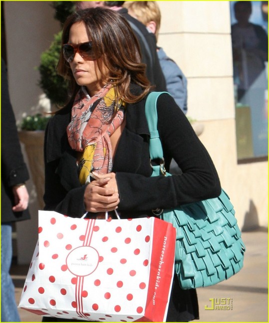 Halle Berry nakupovala darila