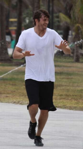 Ashton Kutcher pridobiva mišice