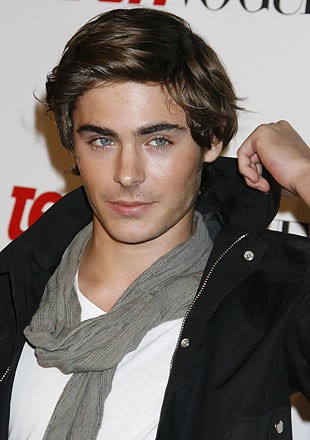 Zac Efron poziral z golim modelom