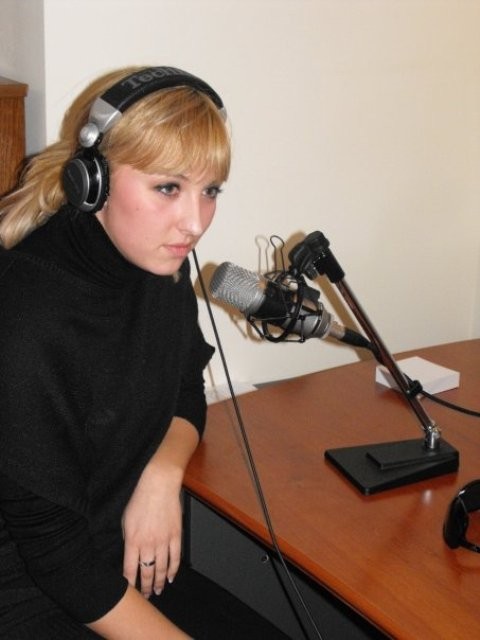 Playboyjeva zajčica za radijskim mikrofonom