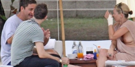 Kate Moss zgoraj brez uživa na jahti