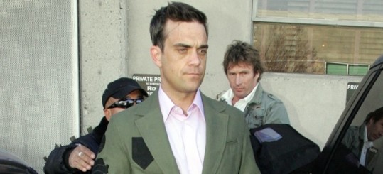 Robbie Williams zaradi recesije ponovno na oder