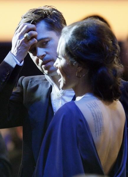 Brangelina spi ločeno: Brad v vili, Angie na plaži