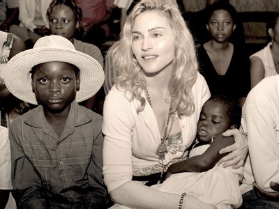 Madonna končno posvojila afriško deklico