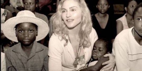 Deklica gre z Madonno