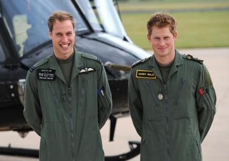Princa William in Harry pozirala