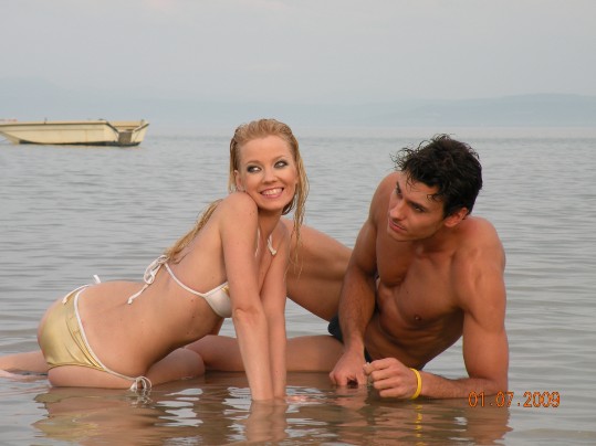 FOTO: Mokra Taya se je na obali nastavljala objektivu