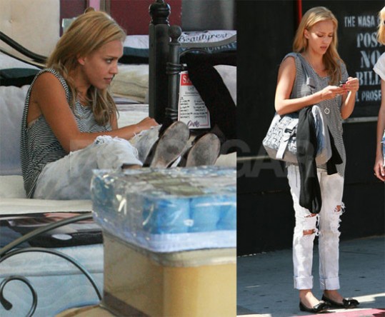 Jessica Alba vzmetnice preizkušala kar v trgovini