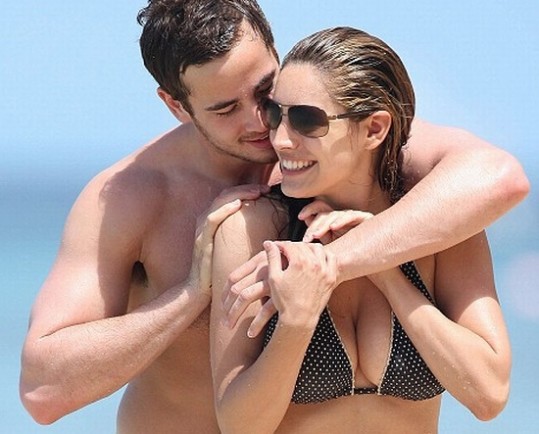 Kelly Brook na plaži nič več v toplesu