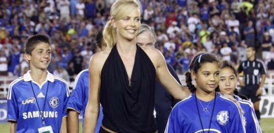 Charlize Theron navdušila nogometno občinstvo