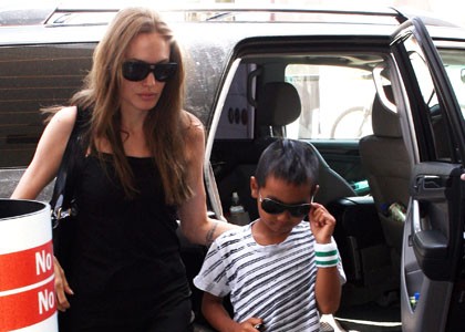 Angelina Jolie z Maddoxom v Jordaniji