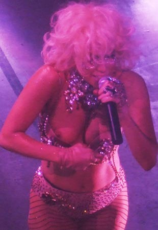 FOTO: Lady GaGa iz modrčka skočile prsi