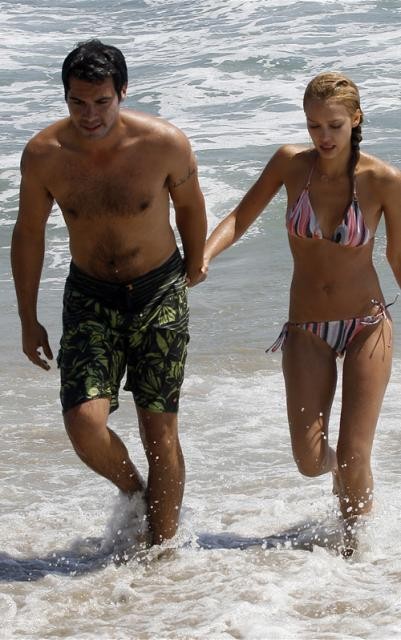 FOTO: Jessica Alba v kopalkah nastavila ritko