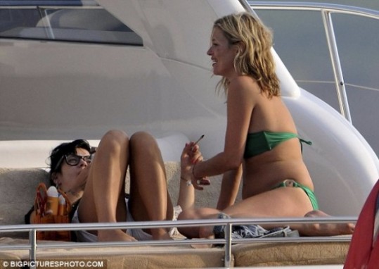 Kate in Lily si delita joint
