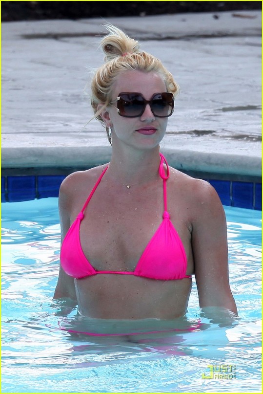Britney Spears nastavila ritko v vročih roza bikinkah
