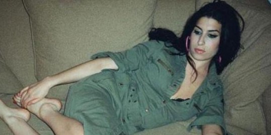 Si narkomanka Amy Winehose želi otroka?