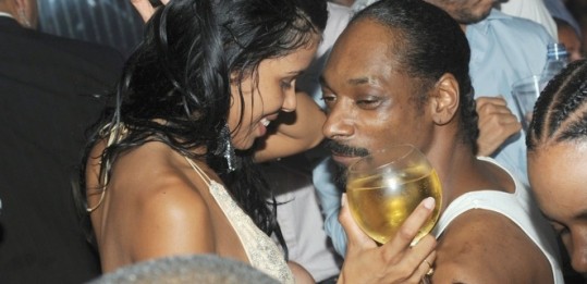Alkohol, mamila in lepotice za Snoop Doga