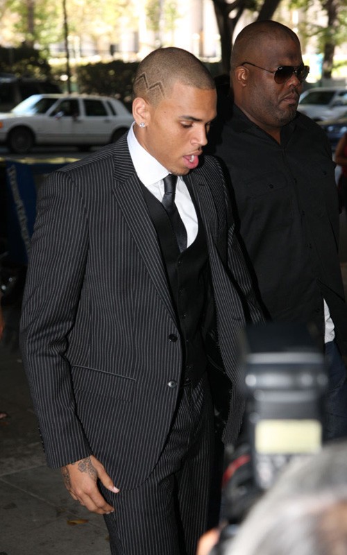 Chris Brown obsojen zaradi napada Rihanne
