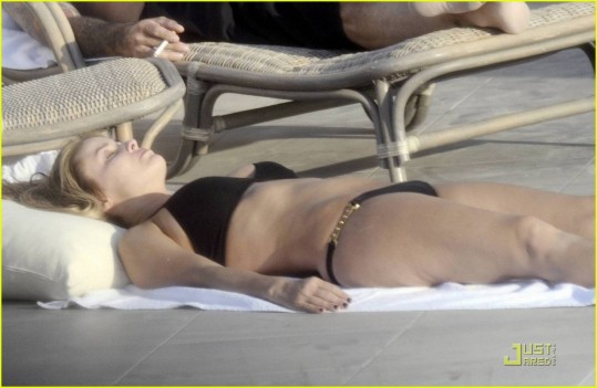 Carmen Electra po plaži sprehajala bujno oprsje