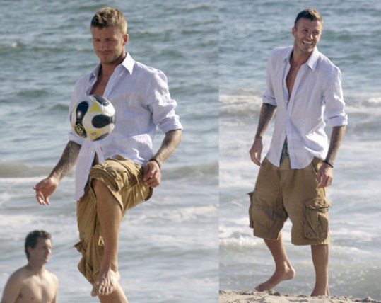 David Beckham z žogo na plaži