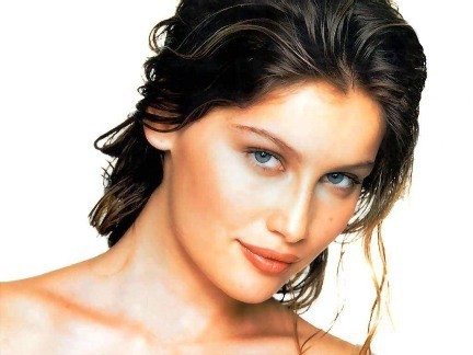 Leatitia Casta rodila hčerko