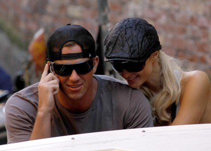 Paris Hilton: Suhica bez modrčka zapravlja v Benetkah