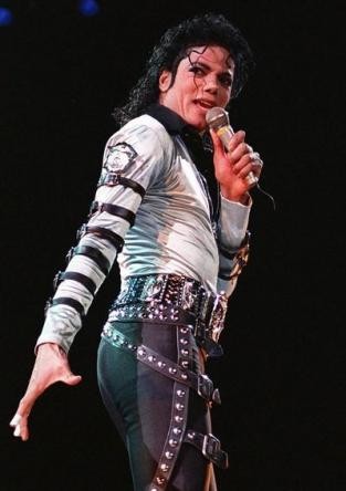 Michael Jackson dviguje cene okoliškim grobovom