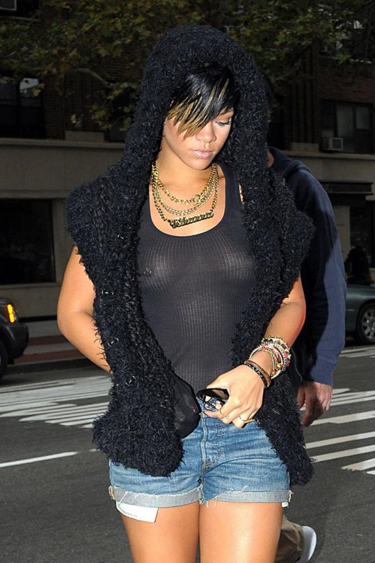 VROČE: Rihannine preluknjane bradavičke