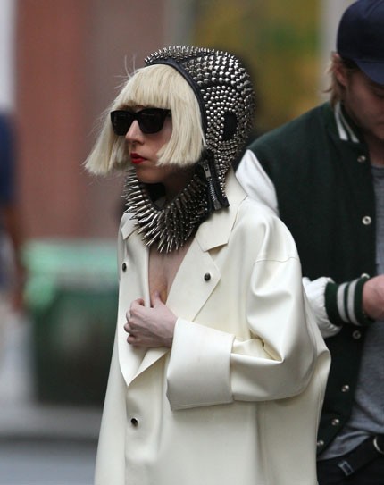 Nevarna Lady Gaga naokoli hodi oborožena