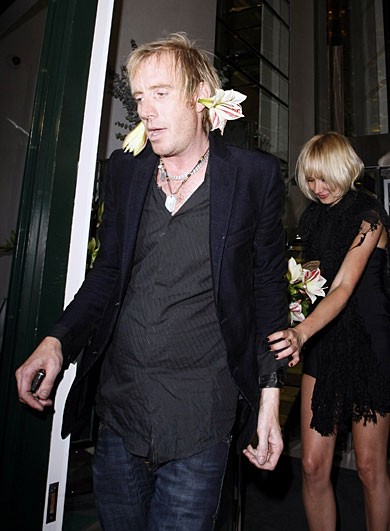 Močno vinjeni Rhys Ifans se je poljubljal s fanti