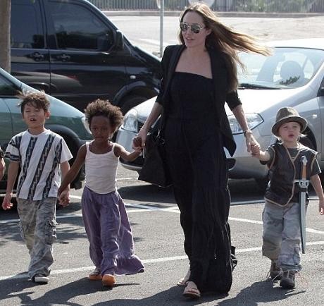 Škrbasta Shiloh in Pax Jolie-Pitt