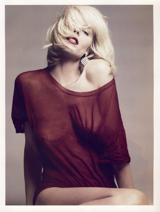 FOTO: Eva Herzigova: Kaj skrivaš pod majčko?