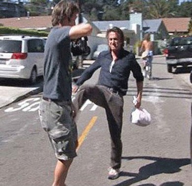 Sean Penn napadel paparaca