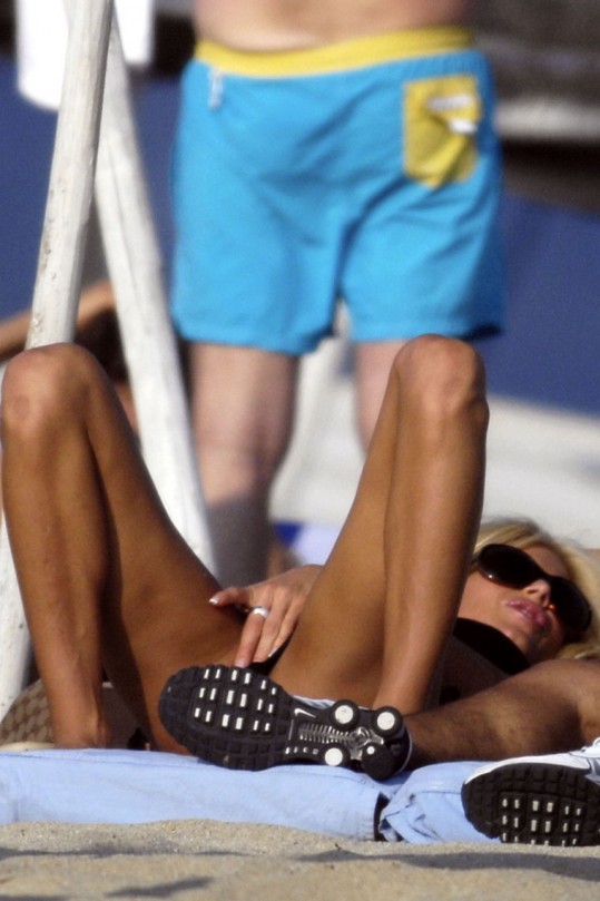 FOTO:Victoria se je otipavala na javni plaži