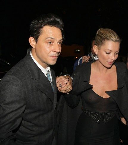 Kate Moss v prozorni majčki pokazala vse