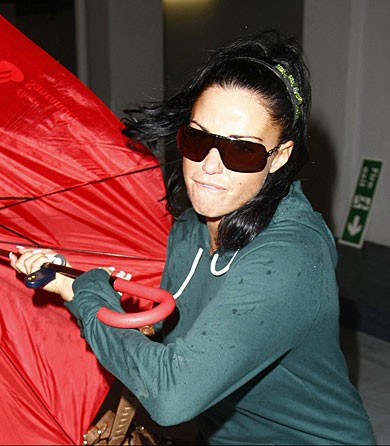 Pobesnela Jordan paparaca napadla z dežnikom