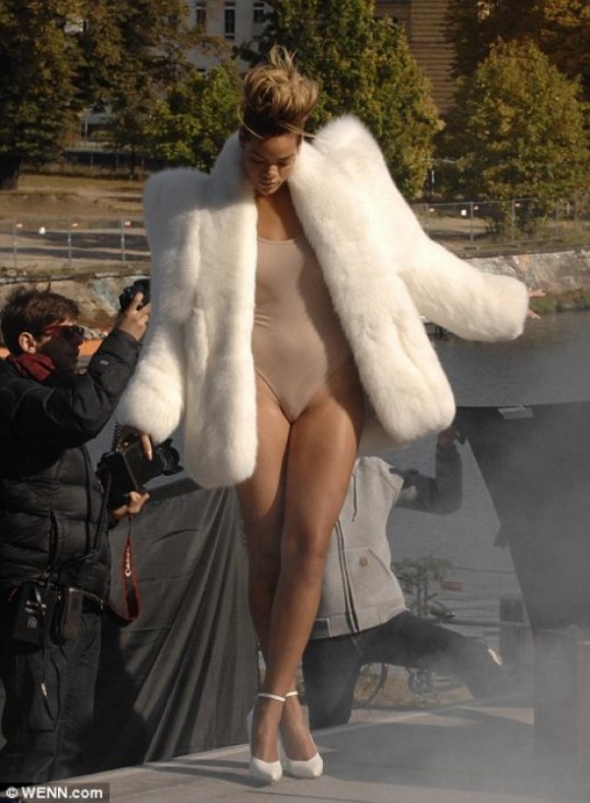 FOTO Rihanna zgolj v kopalkah in krznu